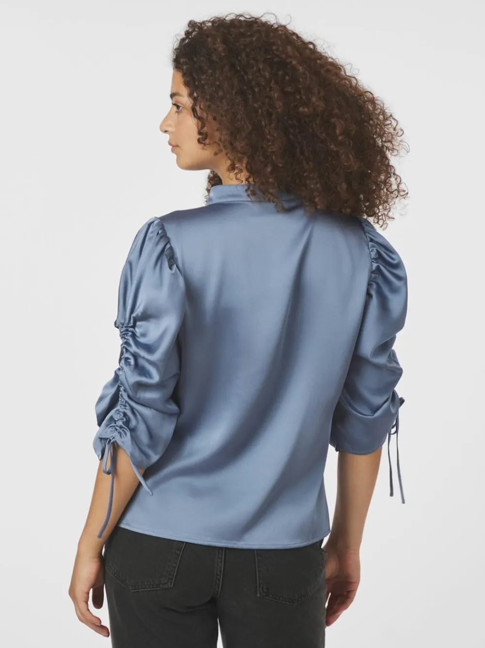 Clearance Alvira Drapy Satin Bluse, , 40 Dame Bluser & Skjorter
