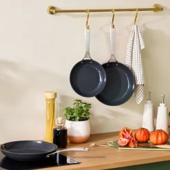 Le Creuset Essential Non-Stick Ceramic Stegepande, , 30 cm- Gryder & Pander