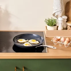 Le Creuset Essential Non-Stick Ceramic Stegepande, , Ø24 cm- Gryder & Pander