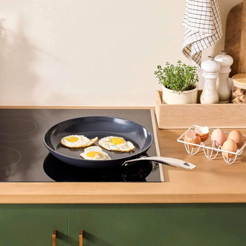 Le Creuset Essential Non-Stick Ceramic Stegepande, , Ø24 cm- Gryder & Pander