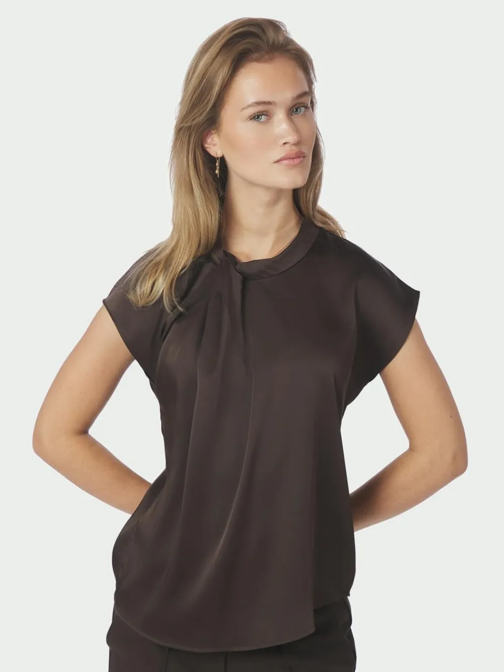 Neo Noir Fleur Drapy Satin Bluse, , 40-Dame Bluser & Skjorter