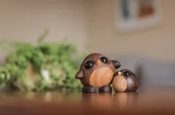 FableWood Pick-Me-Up Daisy Pingvinen- Pynt & Interiør