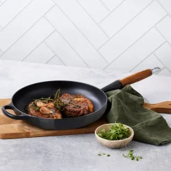 Hot Signature Støbejerns Stegepande Med Træhåndtag, , Ø28 cm Gryder & Pander