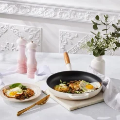 Le Creuset Signature Støbejerns Stegepande Med Træhåndtag, , Ø28 cm- Gryder & Pander