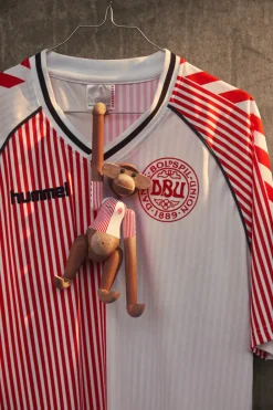 Kay Bojesen X DBU 86 Away Lille Abe- Pynt & Interiør